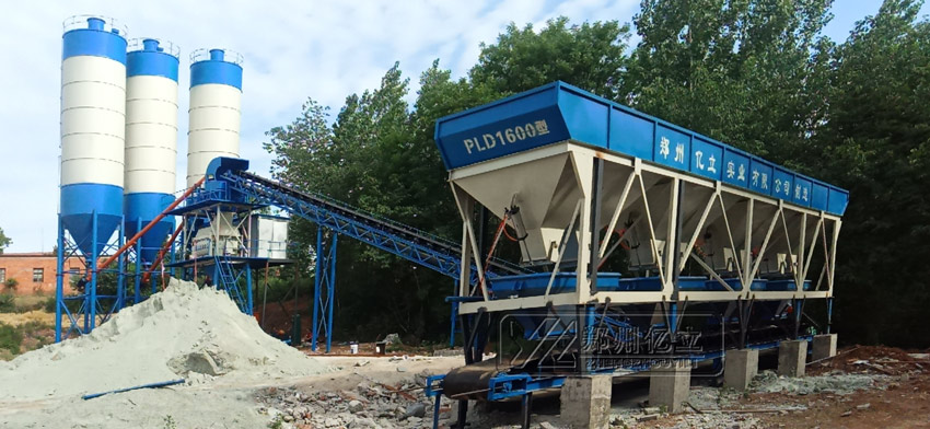 中型混凝（níng）土攪拌站生（shēng）產現場（chǎng）