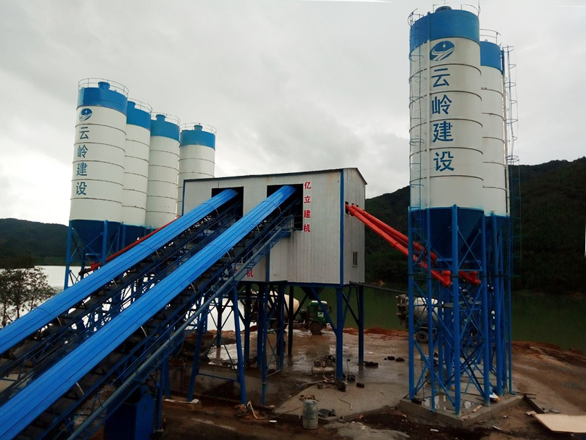 雙120混凝（níng）土攪拌站雲南（nán）用戶現場