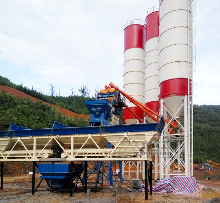 提（tí）升鬥上料的120混（hún）凝土攪拌站用戶現場（chǎng）