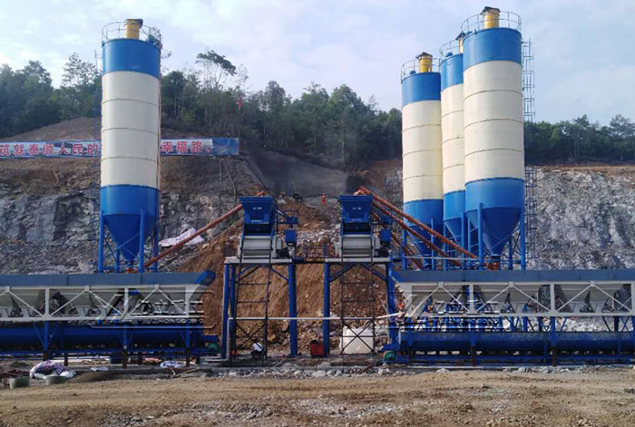 浙江泰順HZS50混凝土攪拌站用戶現場實拍 億立攪拌站設（shè）備深受用戶好評