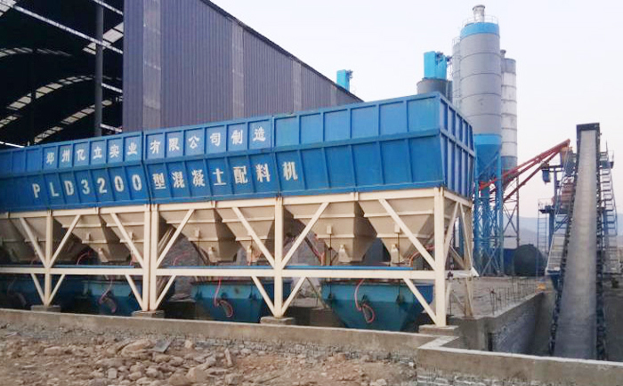 HZS120混凝土攪拌站（zhàn）用戶生產現在實拍 效率高 設備性能穩（wěn）定