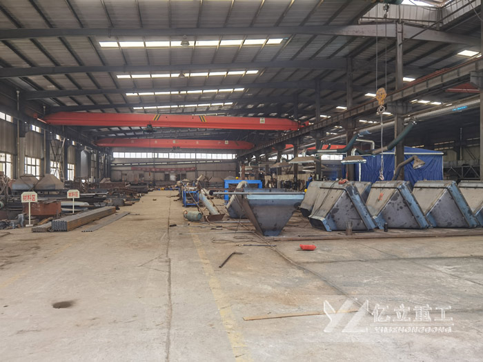 億立重工混凝土攪拌站材料（liào）區一角