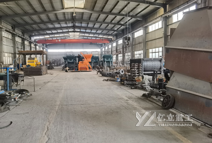 億立重（chóng）工混凝土攪拌站500主機生產區一角