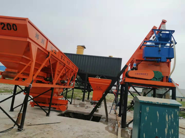 熱乎乎的小（xiǎo）型攪拌站安裝現場實拍