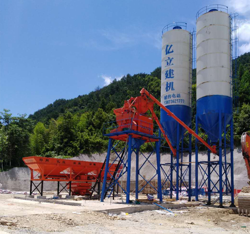 小（xiǎo）型混凝土攪拌站作業現場