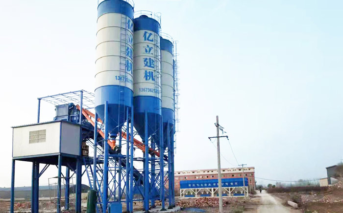 120混凝土攪拌站設備混凝（níng）土生產現場
