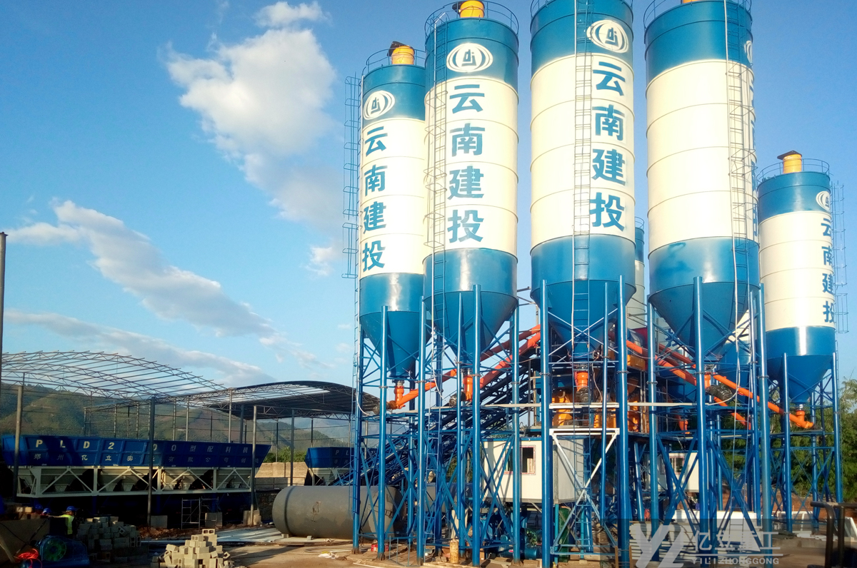 hzs120混凝土攪拌站設備客戶案（àn）例現場